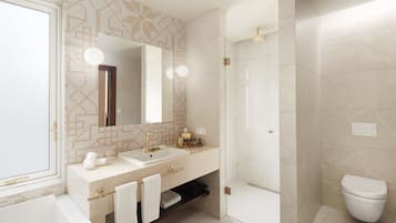Konsulat Suite | Bathroom | Eco-friendly toiletries, hair dryer, bathrobes, towels