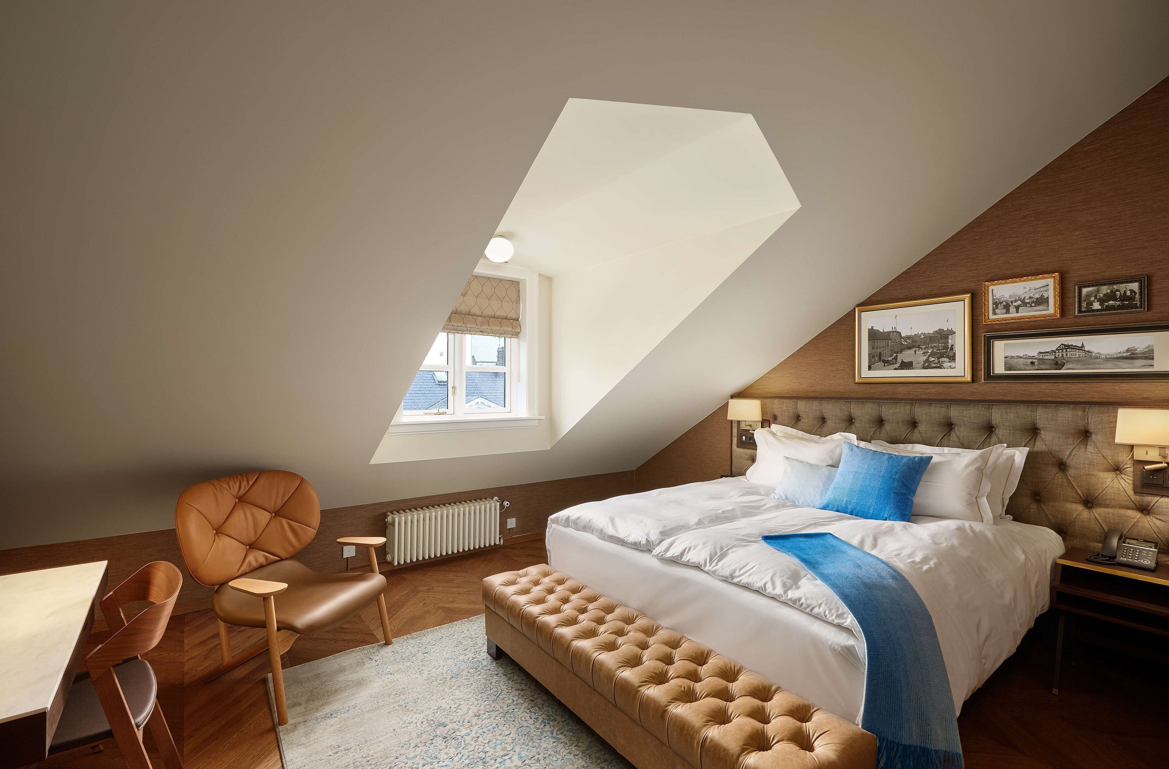 Una camera da letto con un letto grande, una sedia, un tavolo e una finestra.