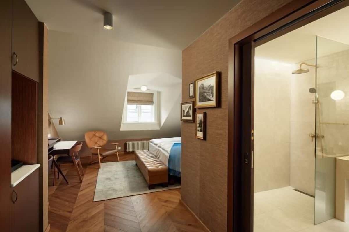 Luxe beddengoed, een minibar met enkele gratis items