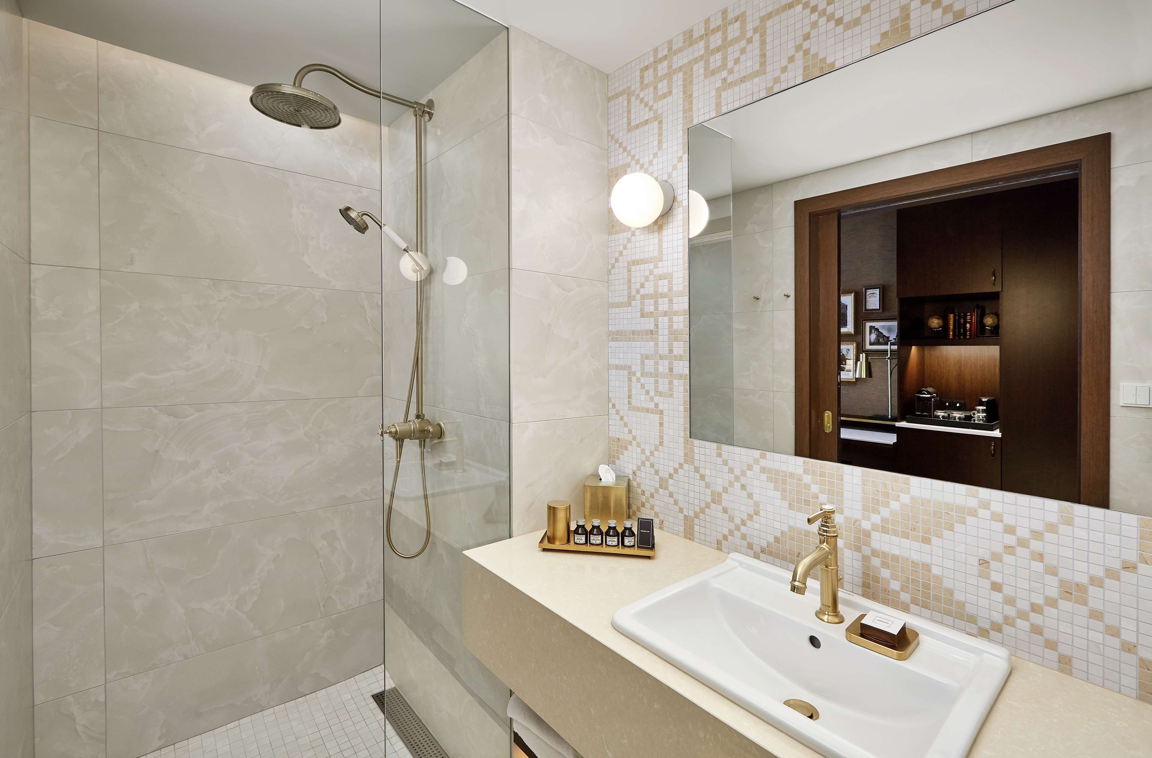 queen deluxe room | bathroom shower