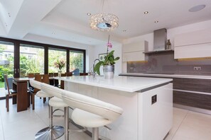 House, 5 Bedrooms (Caldervale Road, Clapham) | Private kitchen