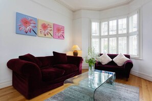 House, 5 Bedrooms (Caldervale Road, Clapham) | Living room