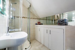 House, 5 Bedrooms (Caldervale Road, Clapham) | Bathroom