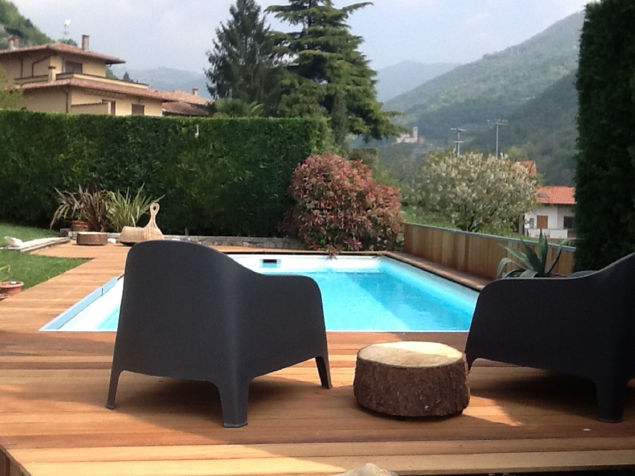 室外泳池；躺椅