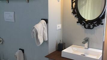 Chambre Quadruple Confort, vue cour intérieure (Camera Peonia) | Salle de bain