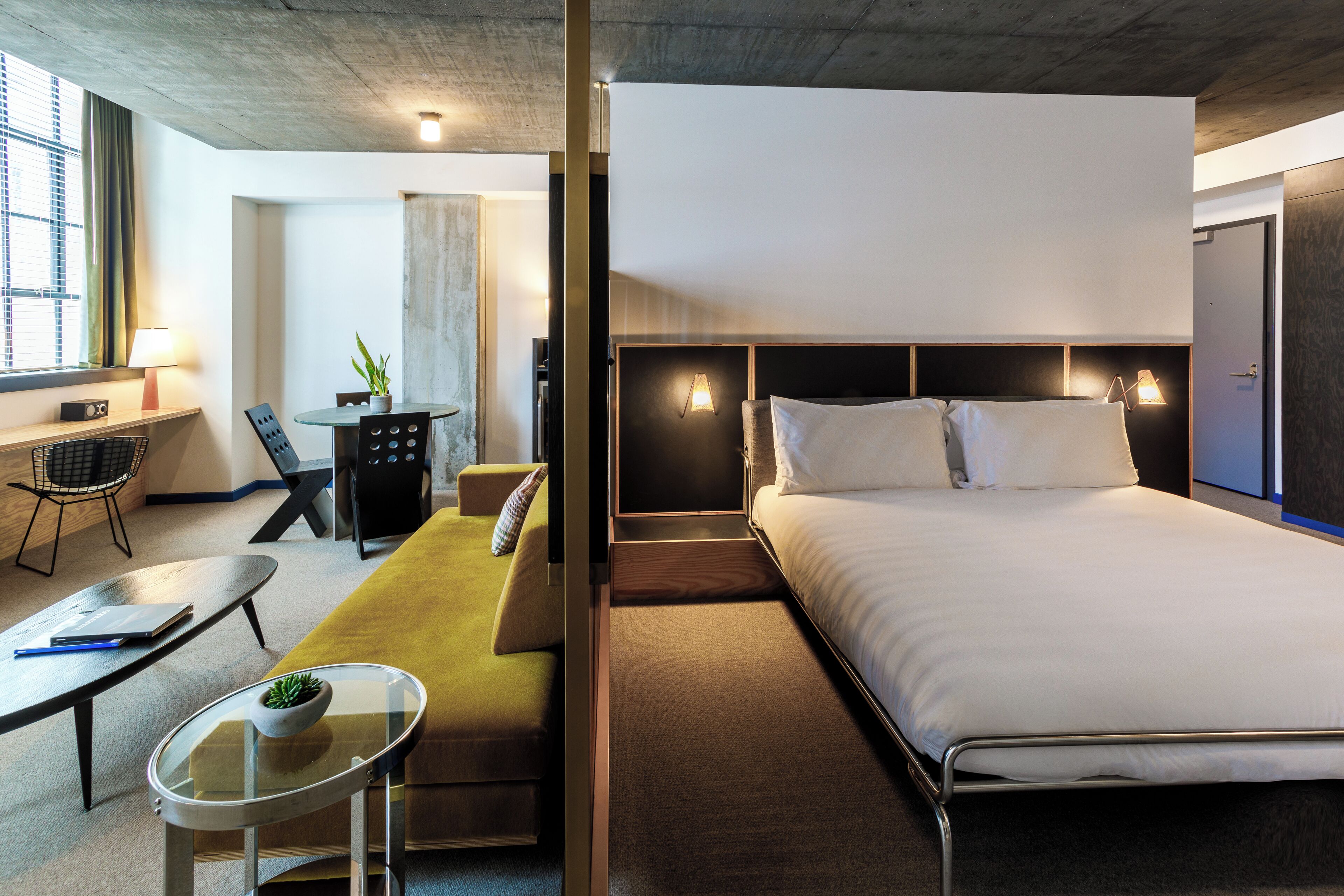 슈피리어 스위트, 킹사이즈침대 1개 (Loft Suite) | 미니바, 객실 내 금고, 각각 다른 스타일의 인테리어, 각각 다르게 가구 비치