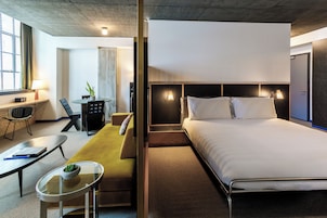 Suíte superior, 1 cama King (Loft Suite) | Frigobar, cofres nos quartos, individualmente decorados