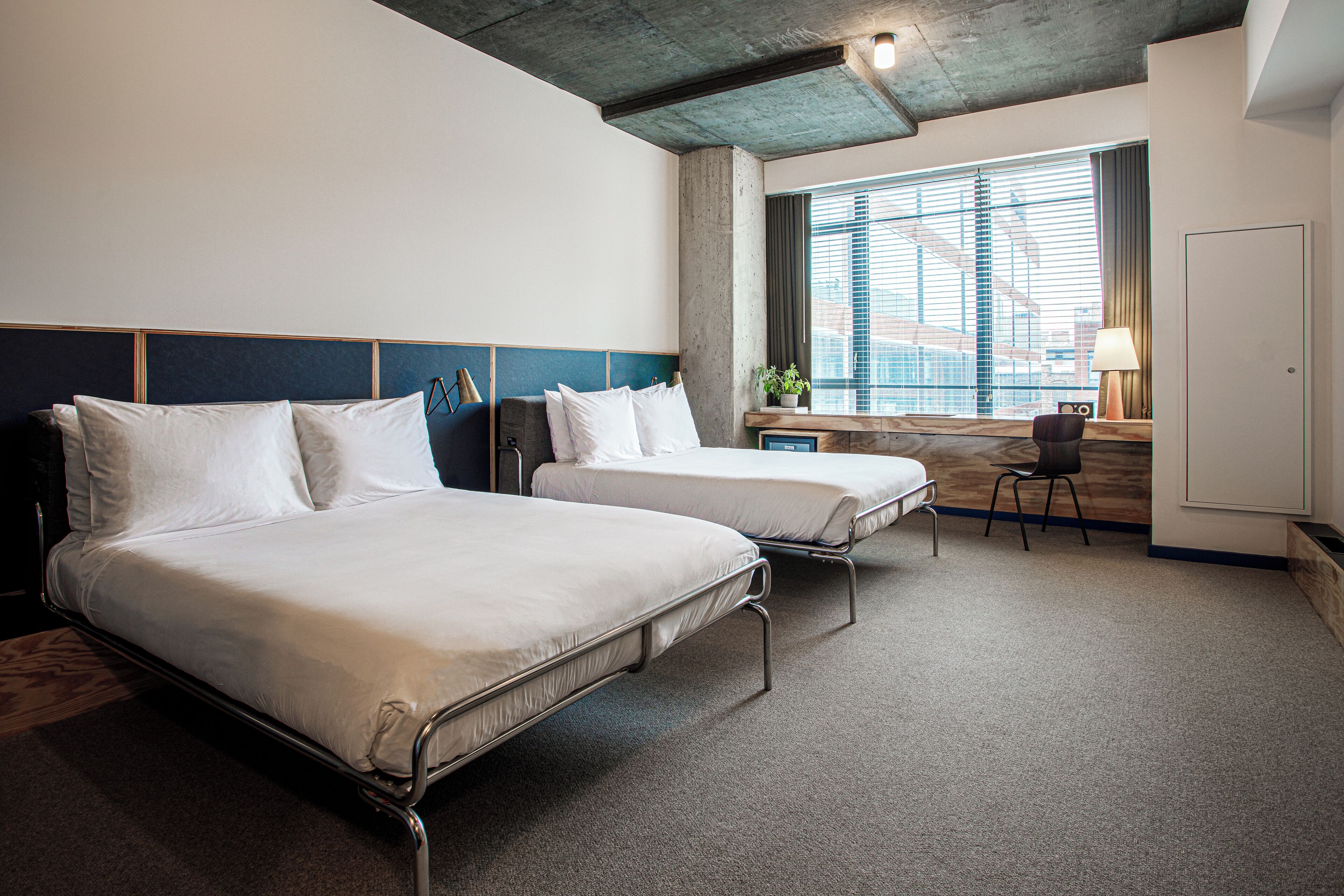 Rom – deluxe, 2 dobbeltsenger (Accessible Deluxe Double) | Minibar, safe på rommet, individuelt dekorert og individuelt innredet