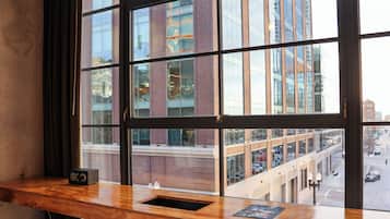 غرفة ديلوكس - سرير ملكي (Deluxe King) | ميني بار وخزنة داخل الغرفة وبديكورات فريدة لكل غرفة وطراز فريد لكل وحدة