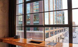 Habitación Deluxe, 1 cama King size (Deluxe King) | Minibar, caja de seguridad en la habitación y decoración personalizada 