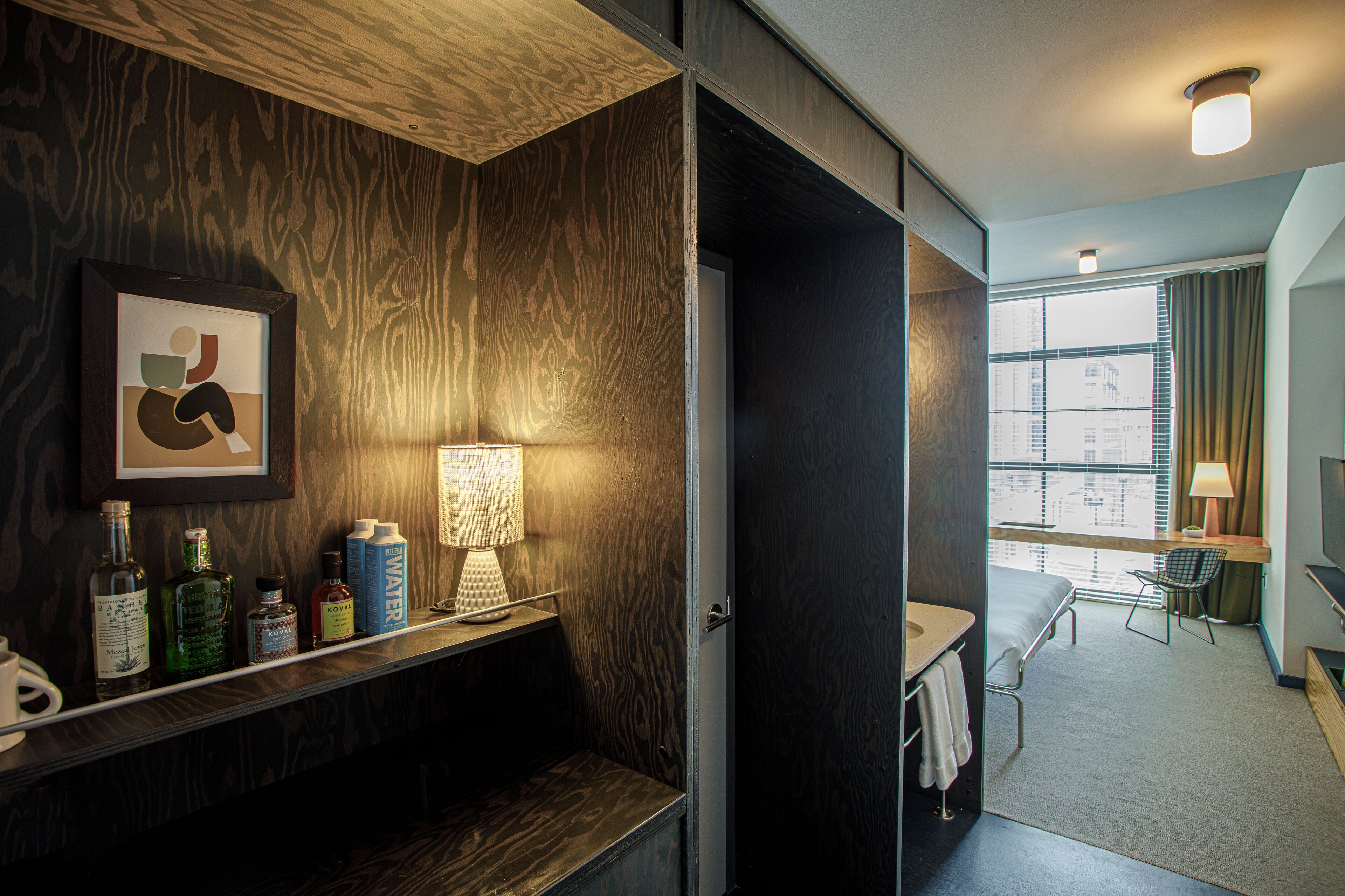 deluxe room, 1 king bed (deluxe king) | minibar, in-room safe, individually decorated, individually furnished