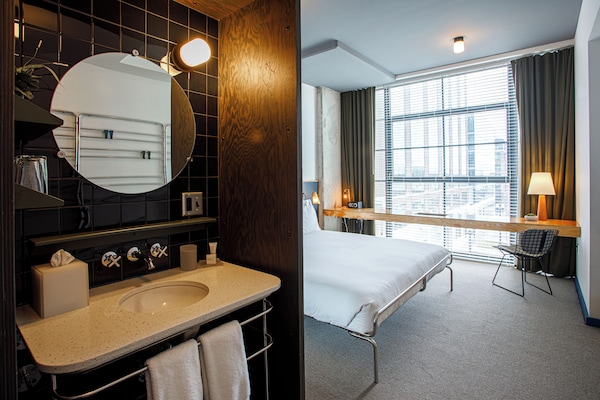 Deluxe Room, 1 King Bed, Accessible