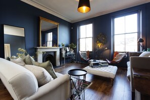Apartment, 4 Bedrooms (Elms Road, Clapham) | Living area