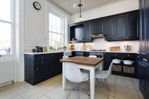 Apartment, 4 Bedrooms (Elms Road, Clapham) | Private kitchen
