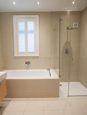 House, 4 Bedrooms (Pensford Avenue, Richmond) | Bathroom