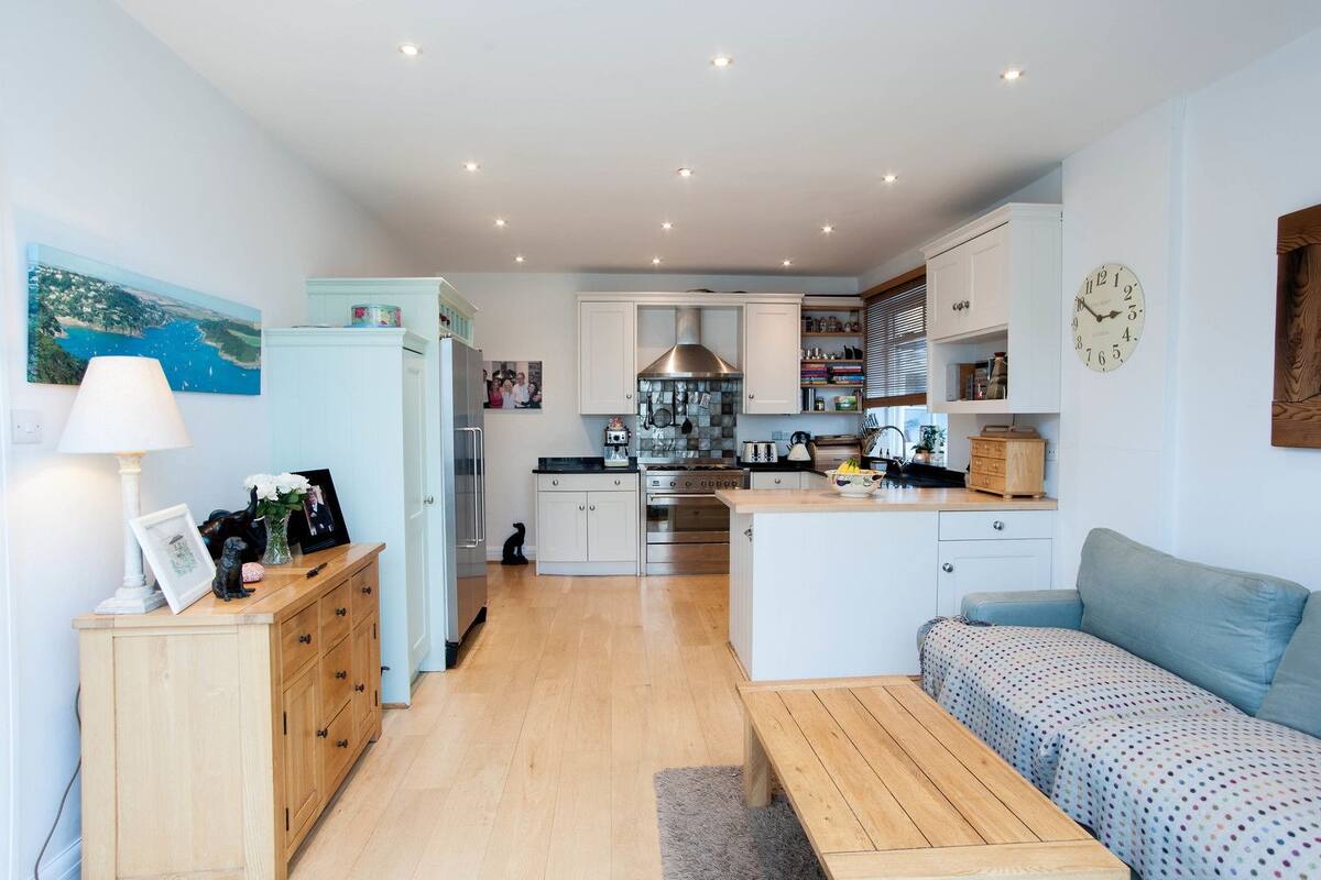 House, 4 Bedrooms (Pensford Avenue, Richmond) | Living room