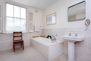 Apartment, 2 Bedrooms (Grafton Road, Camden) | Bathroom