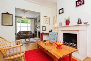 Apartment, 2 Bedrooms (Grafton Road, Camden) | Living area