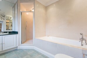 House (Frognol, Hampstead) | Bathroom
