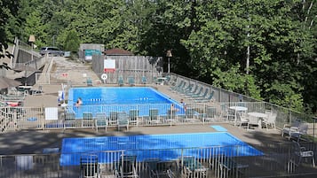 2 piscines extérieures, parasols de plage, chaises longues