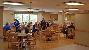 Desayuno de autoservicio (con cargo) los fines de semana