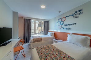 Brankas, meja kerja, tirai kedap cahaya, dan setrika/meja setrika