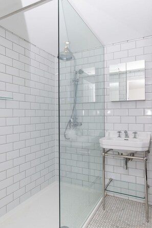 House, 4 Bedrooms (Eton Ave Each Finchley & Muswell Hill) | Bathroom