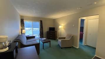 Sviitti, 1 keskisuuri parisänky ja vuodesohva | Oleskelualue | 32–tuumainen taulutelevisio, jossa kaapelikanavat