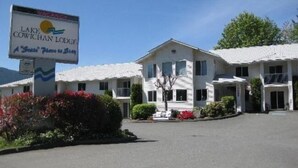 Un edificio de dos pisos con un letrero que dice Lake Cowichan Lodge.