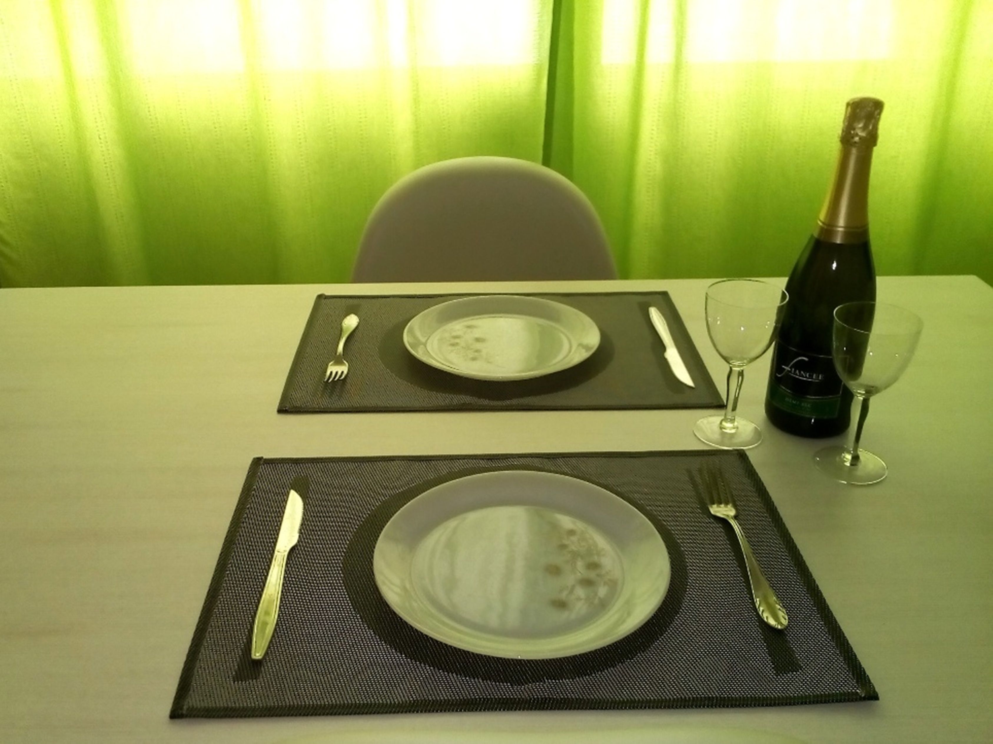 Standard Apartment, 1 Queen Bed, Kitchen | In-room dining