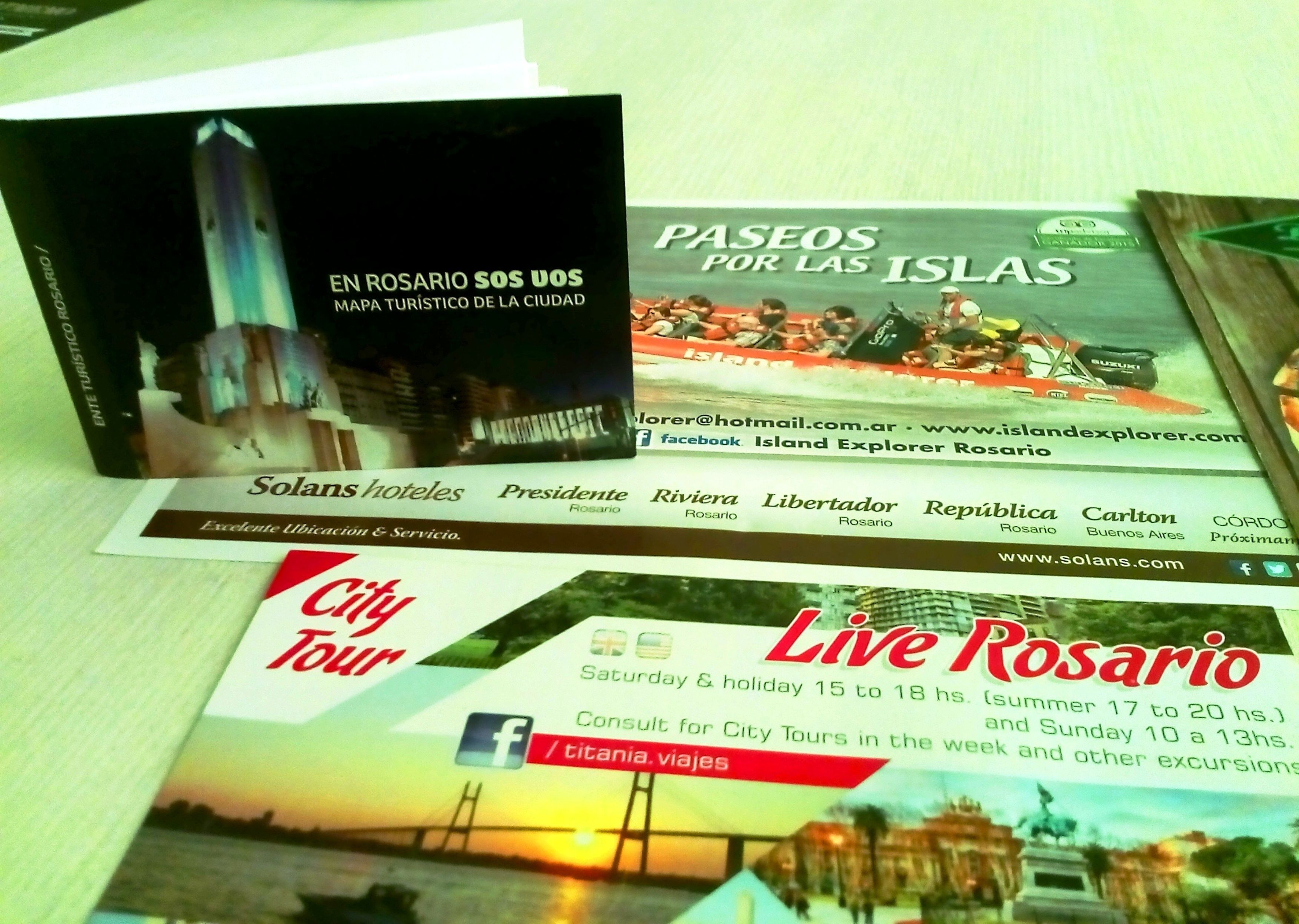 Folletos para tours en Rosario, incluyendo City Tour y Live Rosario.