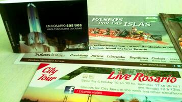 Folletos para tours en Rosario, incluyendo City Tour y Live Rosario.