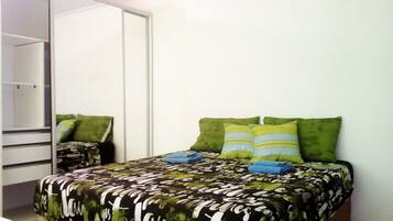 Escritorio, cortinas blackout, wifi gratis y ropa de cama