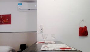 Standaard appartement, keuken | Privékeuken | Een koelkast, een kookplaat, een koffiezetapparaat/waterkoker