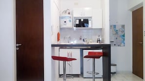 Standaard appartement, keuken | Privékeuken | Een koelkast, een kookplaat, een koffiezetapparaat/waterkoker