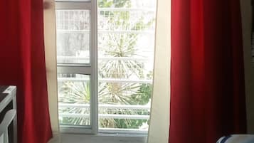 Standard Apartment, Kitchen | Desk, free WiFi, bed sheets