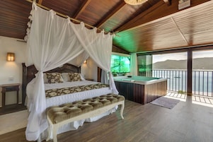 Panoramic suite terrace | Peralatan tempat tidur premium, bar mini, peti besi dalam bilik