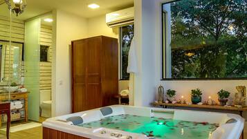 Mirante Suite | Bathroom | Combined shower/tub, designer toiletries, hair dryer, towels