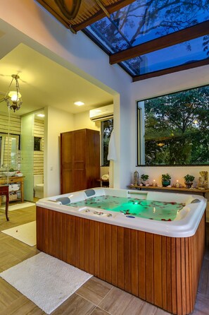 Mirante Suite | Bathroom | Combined shower/tub, designer toiletries, hair dryer, towels