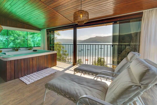 Terrace Suite | Premium bedding, minibar, in-room safe, individually decorated - Bistrô e Guest House Isadora Duncan (Florianópolis)