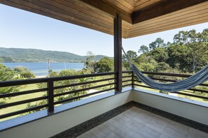 Zimmer, Seeblick | Minibar, Zimmersafe, Verdunkelungsvorhänge, Bügeleisen/Bügelbrett