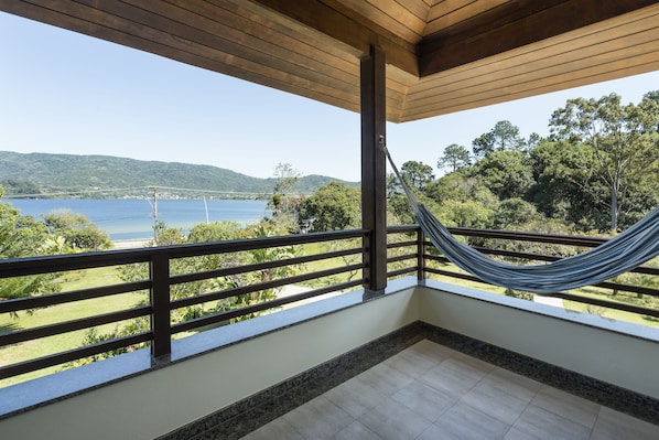 Quarto com Vista para Lagoa | Frigobar, cofres nos quartos, cortinas blackout