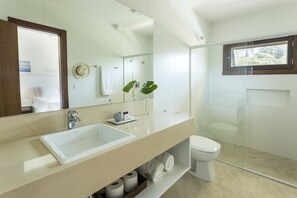 Shower, free toiletries, hair dryer, towels - Haute Haus (Florianópolis)