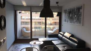 Apartamento standard, 2 quartos, 2 banheiros | Área de estar | TV de tela plana 32 polegadas com canais a cabo, TV