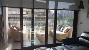 标准公寓, 2 间卧室, 双浴室 | 起居区 | 32-英寸纯平电视 (配备有线频道)、电视