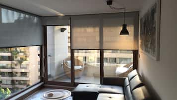 Apartamento standard, 2 quartos, 2 banheiros | Área de estar | TV de tela plana 32 polegadas com canais a cabo, TV