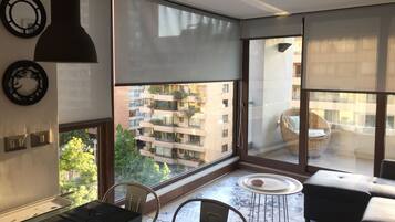 Apartamento standard, 2 quartos, 2 banheiros | Área de estar | TV de tela plana 32 polegadas com canais a cabo, TV