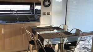 Una cucina moderna con isola integrata, elettrodomestici in acciaio inossidabile e un'ampia finestra con vista sulla città.