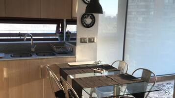 Standard-Apartment, 2 Schlafzimmer, 2 Bäder | Essbereich im Zimmer