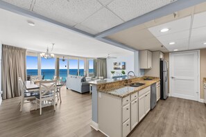 Apartamento, 2 habitaciones, vistas al mar (1-1103) | Cocina privada | Frigorífico, microondas, horno y placa de cocina